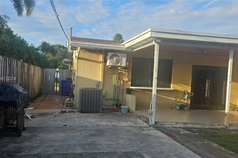 House in Hollywood, Florida 3 bedrooms, 125.79 sq.m. № 1387860 - photo 10