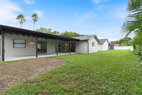 House in Coral Springs, Florida 4 bedrooms, 184.6 sq.m. № 1387904 - photo 24