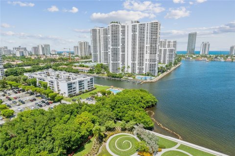 Condominio en venta en Aventura, Florida, 2 dormitorios, 149.57 m2 № 1292672 - foto 28