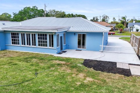 House in Cocoa, Florida 3 bedrooms, 160.26 sq.m. № 1154607 - photo 2