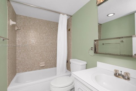 Condo in Pembroke Pines, Florida, 2 bedrooms  № 1348373 - photo 23