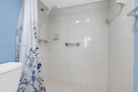 Condo in Pembroke Pines, Florida, 2 bedrooms  № 1348373 - photo 18