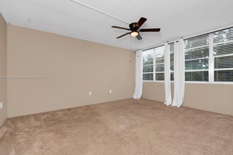 Condo in Pembroke Pines, Florida, 2 bedrooms  № 1348373 - photo 15