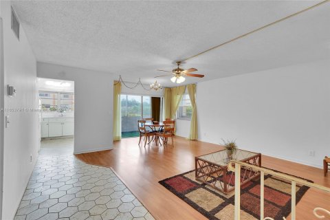 Condo in Lauderhill, Florida, 2 bedrooms  № 1348410 - photo 5