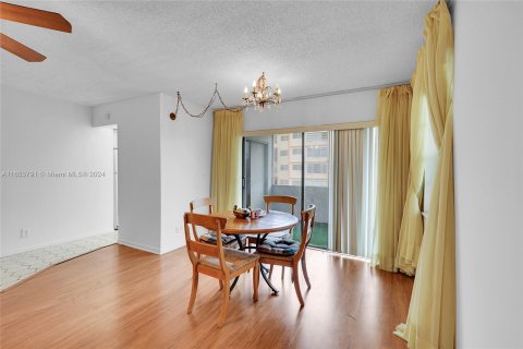 Condo in Lauderhill, Florida, 2 bedrooms  № 1348410 - photo 9