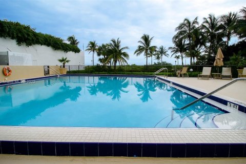 Condo in Miami Beach, Florida, 2 bedrooms  № 428315 - photo 27