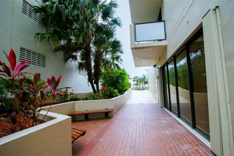 Condominio en venta en Miami Beach, Florida, 2 dormitorios, 81.94 m2 № 428315 - foto 25