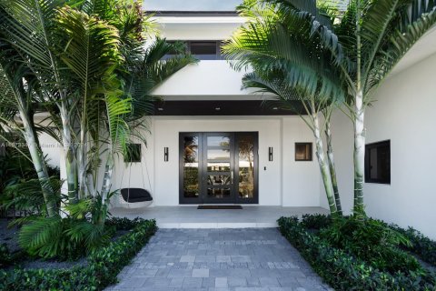 Купить виллу или дом в Норт-Майами, Флорида 6 спален, 534.19м2, № 1135566 - фото 2