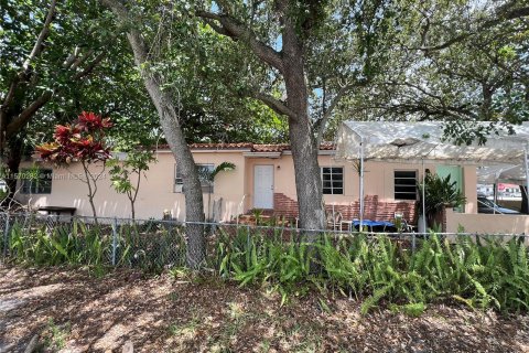 House in Miami, Florida 3 bedrooms, 141.4 sq.m. № 1120469 - photo 1