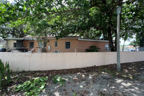 House in Miami, Florida 3 bedrooms, 141.4 sq.m. № 1120469 - photo 4