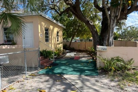 House in Miami, Florida 3 bedrooms, 141.4 sq.m. № 1120469 - photo 3