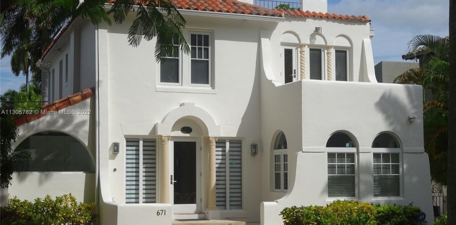House in Miami, Florida 4 bedrooms, 285.86 sq.m. № 171783