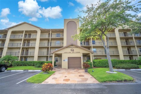 Condo in Pembroke Pines, Florida, 1 bedroom  № 1217061 - photo 1