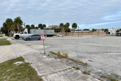 Propiedad comercial en venta en St. Lucie, Florida № 1372913 - foto 9