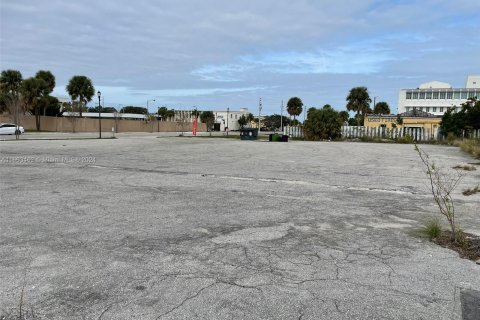 Propiedad comercial en venta en St. Lucie, Florida № 1372913 - foto 8