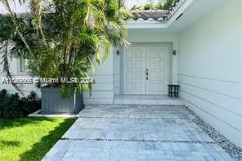 Casa en venta en North Miami Beach, Florida, 4 dormitorios, 224.82 m2 № 1372612 - foto 1