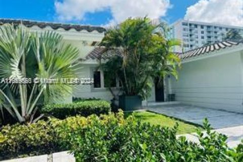 Villa ou maison à vendre à North Miami Beach, Floride: 4 chambres, 224.82 m2 № 1372612 - photo 3