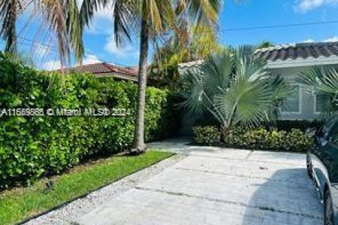 Casa en venta en North Miami Beach, Florida, 4 dormitorios, 224.82 m2 № 1372612 - foto 2