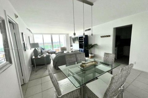 Copropriété à vendre à Sunny Isles Beach, Floride: 2 chambres, 126.07 m2 № 1099275 - photo 13