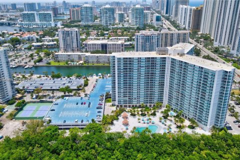 Copropriété à vendre à Sunny Isles Beach, Floride: 2 chambres, 126.07 m2 № 1099275 - photo 2