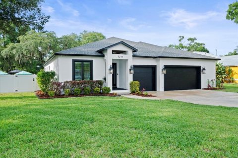 House in Tampa, Florida 4 bedrooms, 282.42 sq.m. № 1204728 - photo 6