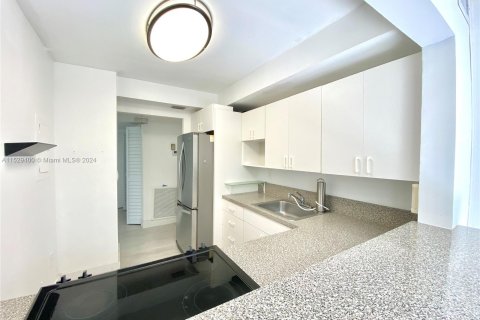 Condominio en venta en Sunny Isles Beach, Florida, 2 dormitorios, 82.87 m2 № 995941 - foto 3