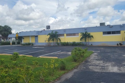 Купить коммерческую недвижимость в Пемброк-Пайнс, Флорида № 909546 - фото 3
