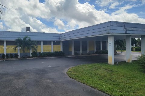 Купить коммерческую недвижимость в Пемброк-Пайнс, Флорида № 909546 - фото 1