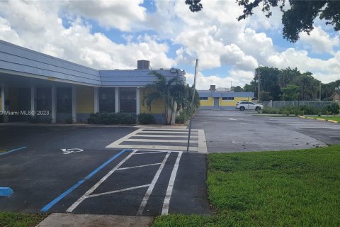 Commercial property in Pembroke Pines, Florida № 909546 - photo 2