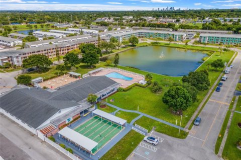 Condo in Saint Petersburg, Florida, 1 bedroom  № 1342045 - photo 1