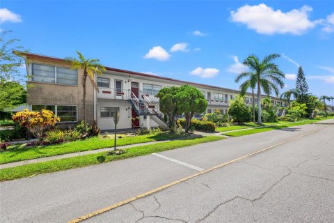 Condo in Saint Petersburg, Florida, 1 bedroom  № 1342045 - photo 2