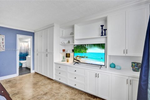 Condo in Hallandale Beach, Florida, 3 bedrooms  № 1408830 - photo 15