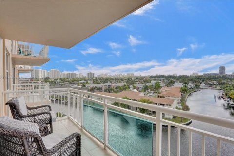 Condo in Hallandale Beach, Florida, 3 bedrooms  № 1408830 - photo 1