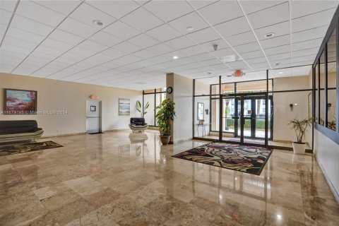 Condo in Hallandale Beach, Florida, 3 bedrooms  № 1408830 - photo 20