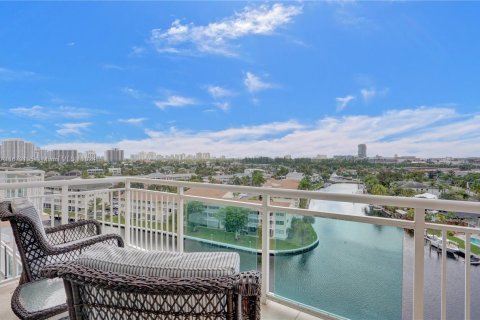 Condo in Hallandale Beach, Florida, 3 bedrooms  № 1408830 - photo 2