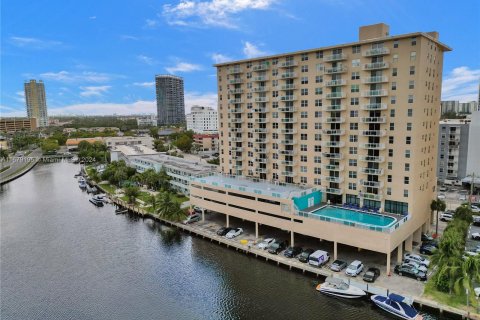 Condo in Hallandale Beach, Florida, 3 bedrooms  № 1408830 - photo 23