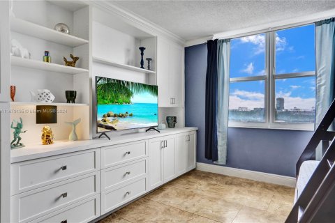 Condo in Hallandale Beach, Florida, 3 bedrooms  № 1408830 - photo 13