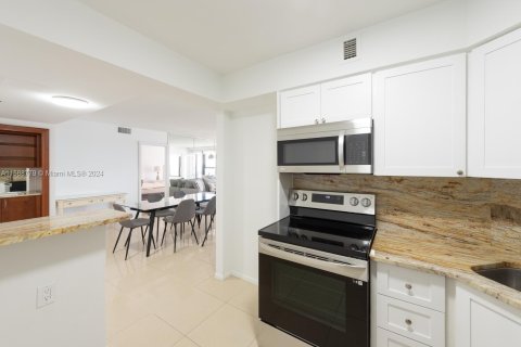 Condo in Miami Beach, Florida, 2 bedrooms  № 1408829 - photo 12