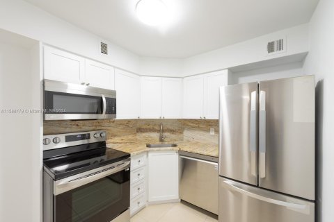 Condo in Miami Beach, Florida, 2 bedrooms  № 1408829 - photo 10