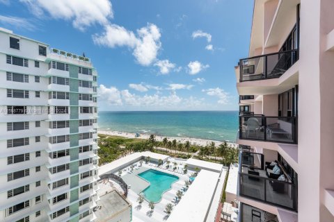 Condo in Miami Beach, Florida, 2 bedrooms  № 1408829 - photo 1