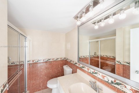 Condo in Miami Beach, Florida, 2 bedrooms  № 1408829 - photo 16