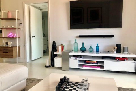 Condo in Miami Beach, Florida, 1 bedroom  № 1408892 - photo 1