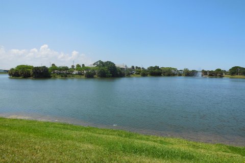 Condo in West Palm Beach, Florida, 2 bedrooms  № 947938 - photo 2