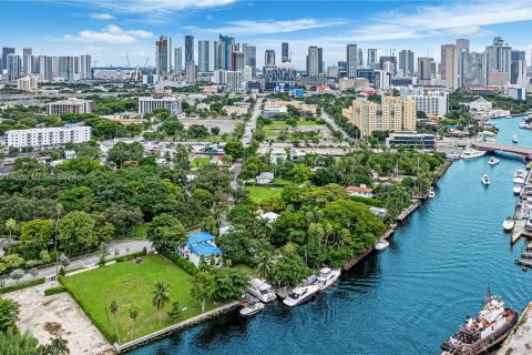 Propiedad comercial en venta en Miami, Florida № 1412155 - foto 3