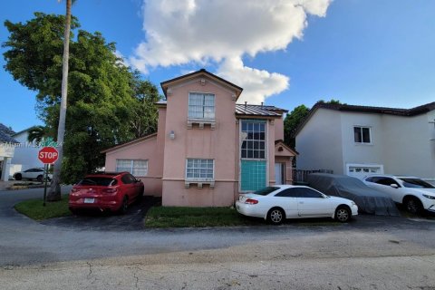 House in Miami, Florida 4 bedrooms, 157 sq.m. № 1384257 - photo 1