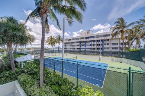 Condo in Miami Beach, Florida, 2 bedrooms  № 1159007 - photo 30