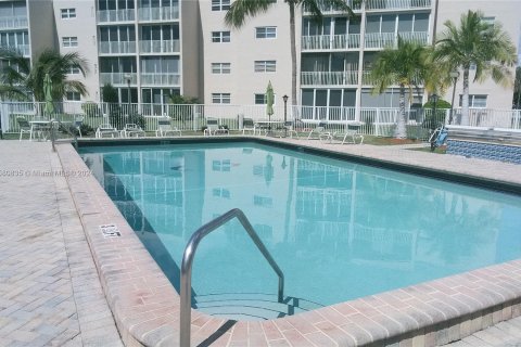 Condo in Dania Beach, Florida, 2 bedrooms  № 1158967 - photo 17
