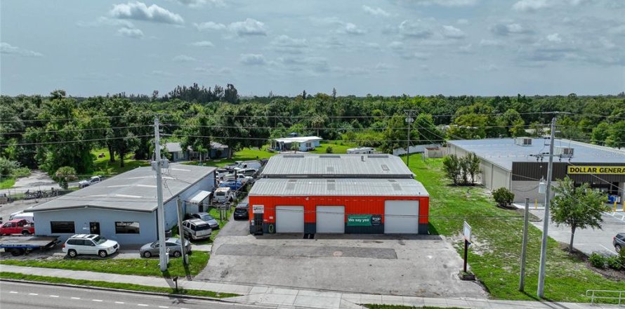 Propiedad comercial en Punta Gorda, Florida 21.18 m2 № 1275406