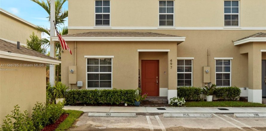 Townhouse in Florida City, Florida 4 bedrooms, 157.93 sq.m. № 1173828