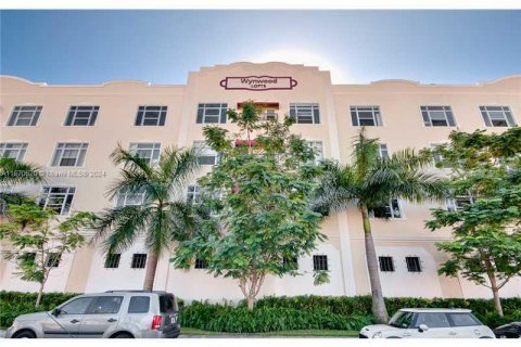 Commercial property in Miami, Florida № 1389812 - photo 1